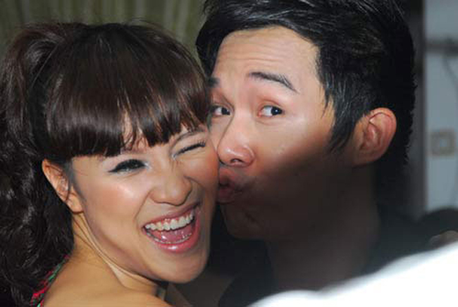 Siêu mẫu Phương Mai và Nathan Lee công khai… hôn nhau thắm thiết ở chỗ đông người, để tình trạng quan hệ “đính hôn” trên Facebook.